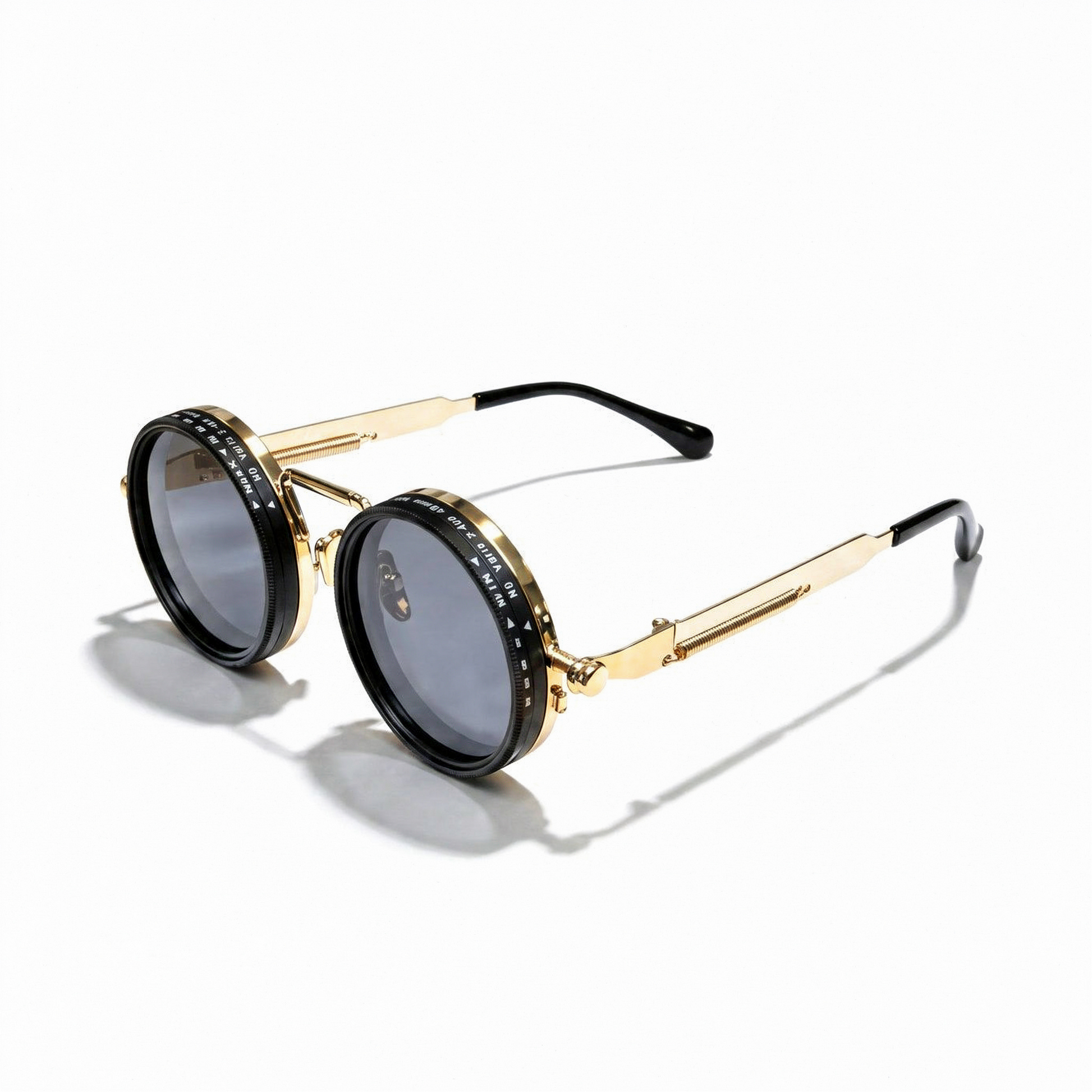 Modelo usando lentes de sol Sunvyr Vision en exterior soleado